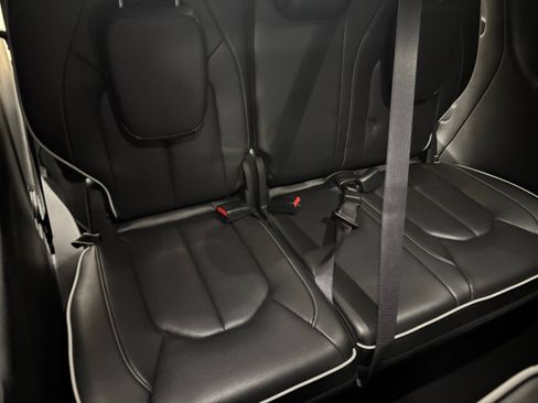 Used 2025 Chrysler Pacifica Limited FWD image 20