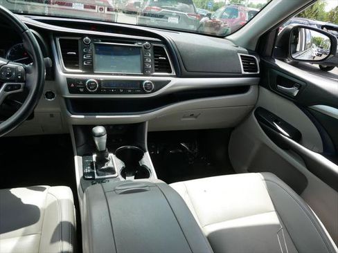Certified 2019 Toyota Highlander XLE AWD/4WD image 14