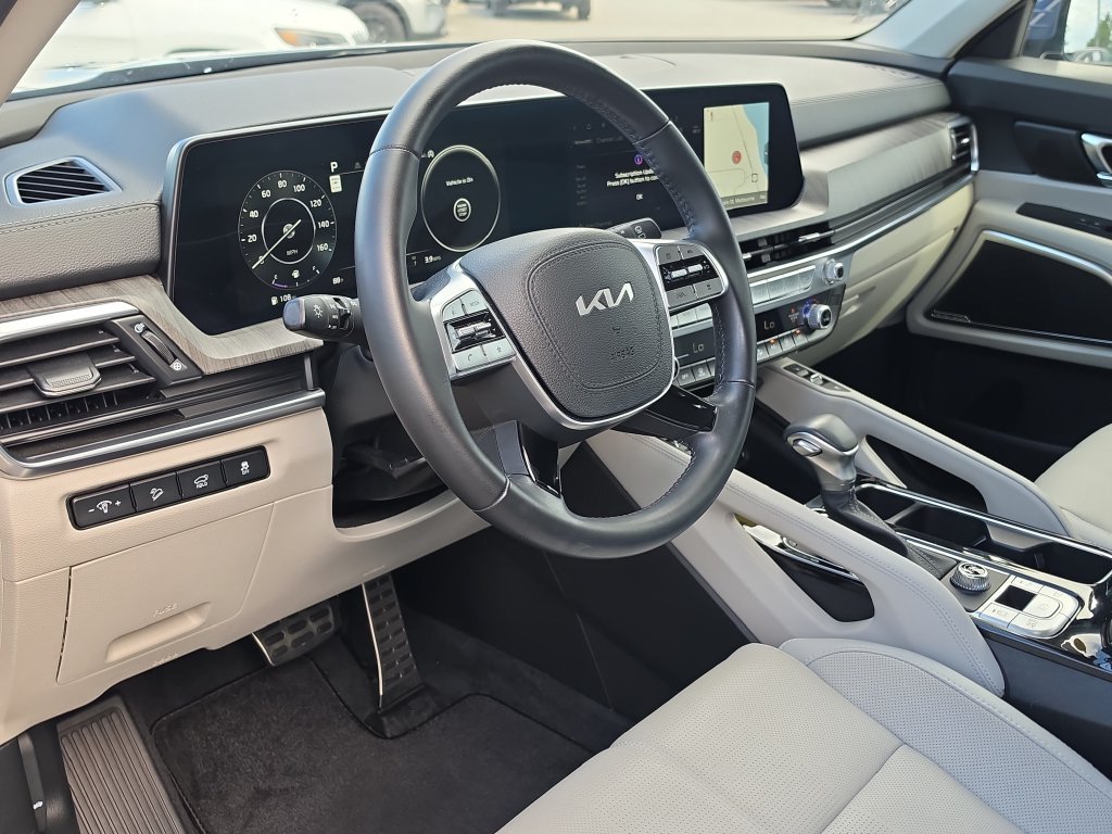 Used 2024 Kia Telluride SX w/ Towing Package FWD image 18