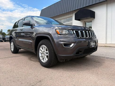 Used 2019 Jeep Grand Cherokee Laredo AWD/4WD image 2