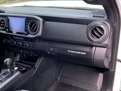 Used 2021 Toyota Tacoma TRD Sport w/ Technology Package image 18