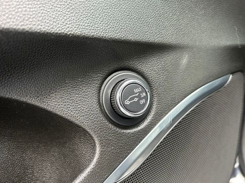 Used 2023 Buick Enclave Essence AWD/4WD image 18