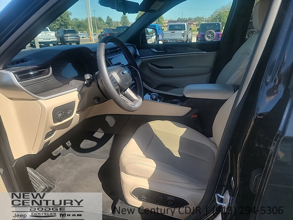 Used 2025 Jeep Grand Cherokee Limited w/ Luxury Tech Group II AWD/4WD image 10
