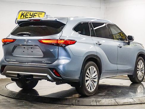 Used 2022 Toyota Highlander Platinum FWD image 4