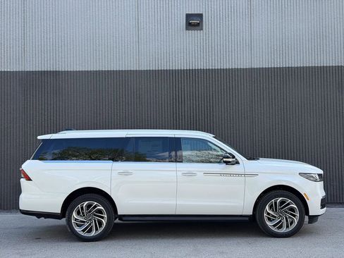 New 2026 Lincoln Navigator L Premier AWD/4WD image 8