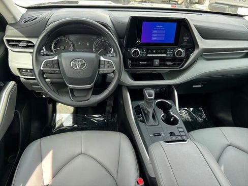 Certified 2025 Toyota Highlander XLE FWD image 19