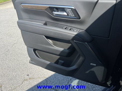 Used 2025 Chevrolet Tahoe High Country AWD/4WD image 17