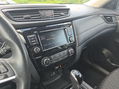 Used 2020 Nissan Rogue S w/ Special Edition Package FWD image 19