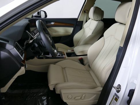 Used 2024 Audi Q5 e Premium w/ Convenience Package image 13