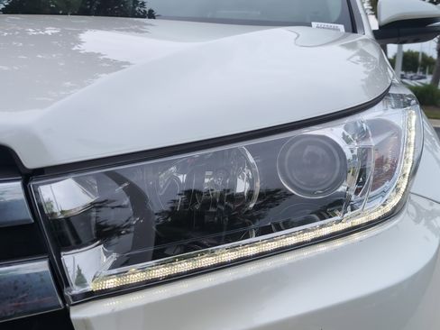Used 2019 Toyota Highlander Limited Platinum AWD/4WD image 6