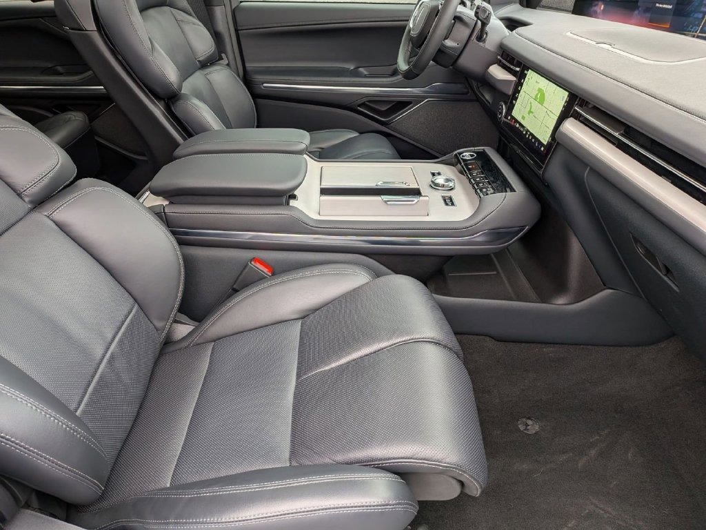 New 2025 Lincoln Navigator Reserve w/ Jet Appearance Package AWD/4WD image 30