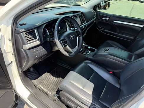 Used 2019 Toyota Highlander XLE AWD/4WD image 13