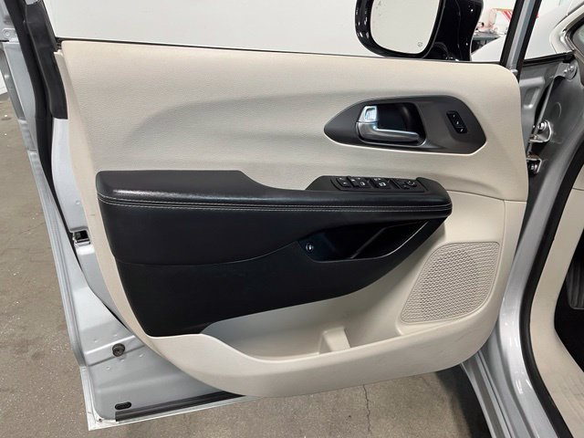Used 2024 Chrysler Pacifica Limited FWD image 24