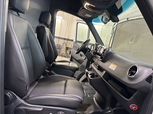 Used 2024 Mercedes-Benz eSprinter 170 Cargo image 18