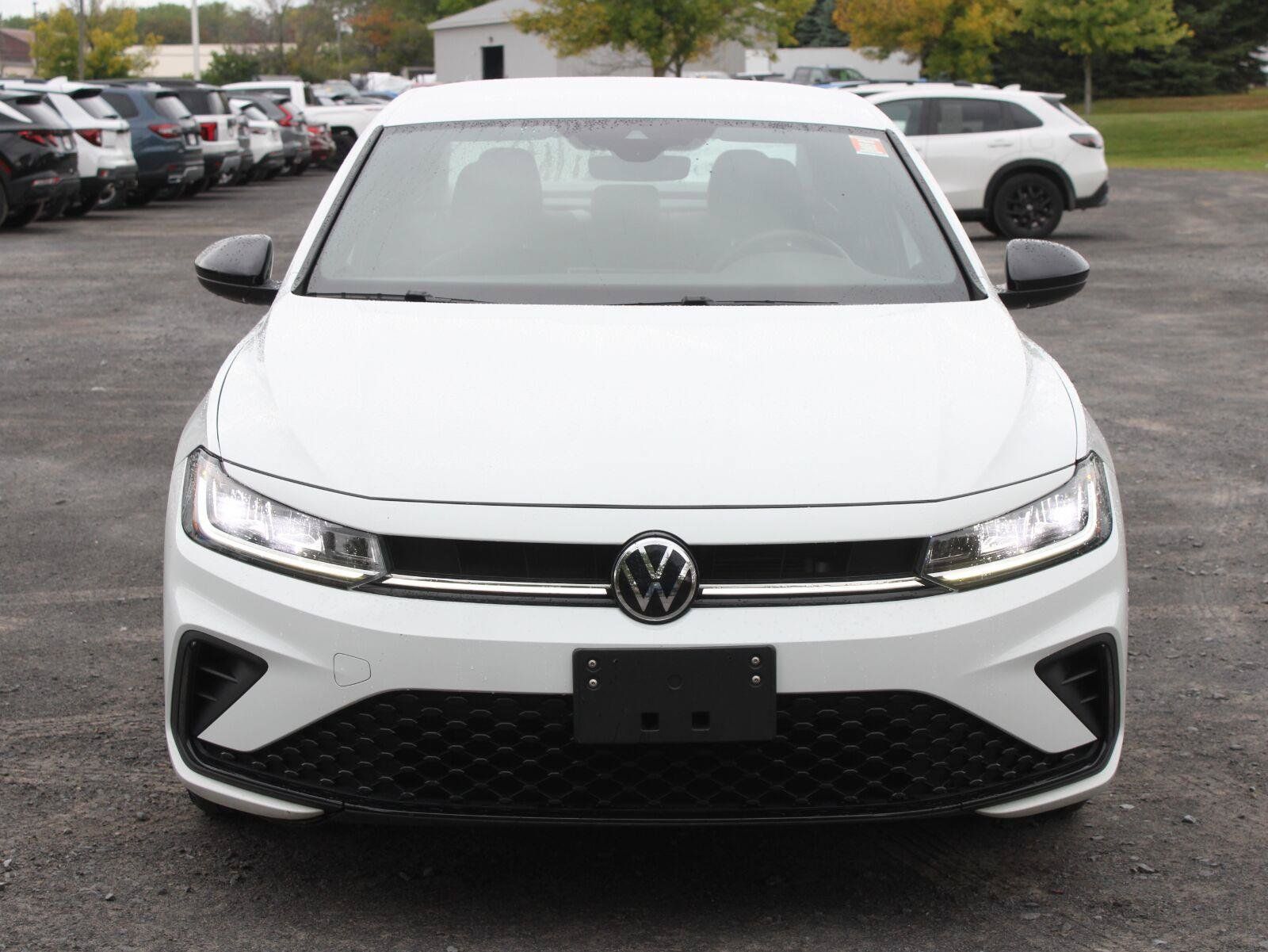 Used 2025 Volkswagen Jetta Sport FWD image 2