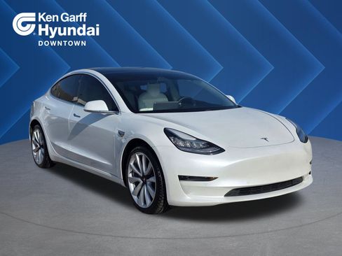 Used 2020 Tesla Model 3 Standard Range Plus image 1