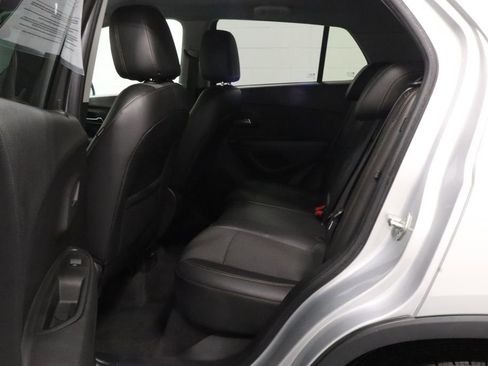Used 2020 Chevrolet Trax LT w/ LT Convenience Package AWD/4WD image 15