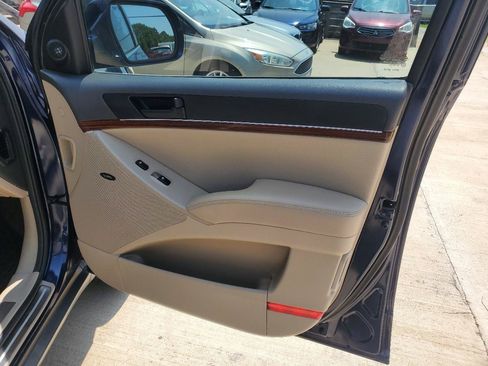 Used 2010 Hyundai Veracruz Limited w/ Navigation Pkg 3 FWD image 6