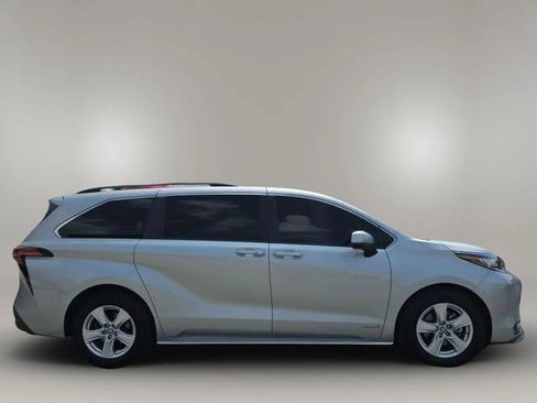 Used 2021 Toyota Sienna LE w/ LE Plus Package FWD image 9