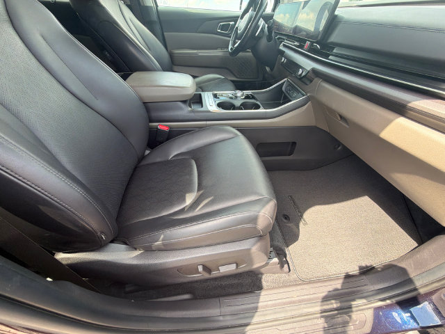 Used 2025 Kia Carnival EX FWD image 13
