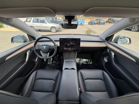 Used 2024 Tesla Model Y Long Range AWD/4WD image 18