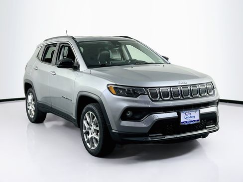 Used 2022 Jeep Compass Latitude AWD/4WD image 3