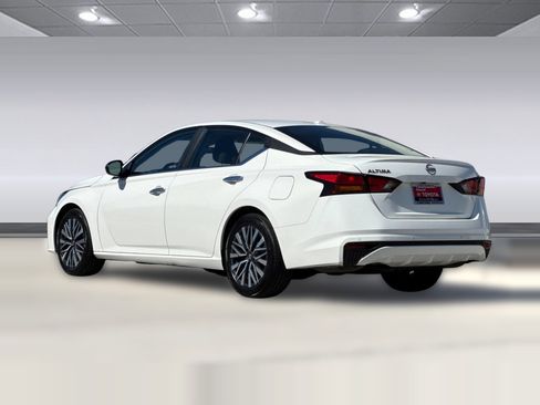 Used 2025 Nissan Altima 2.5 SV image 7