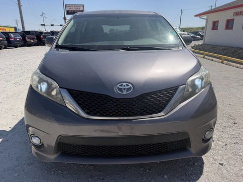 Used 2014 Toyota Sienna SE FWD image 8