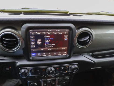 Used 2022 Jeep Wrangler Unlimited Sahara w/ LED Lighting Group AWD/4WD image 23
