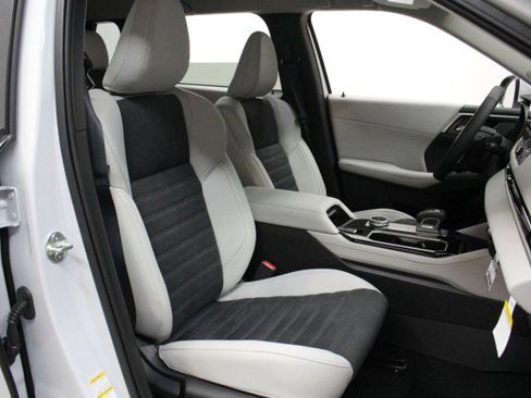 New 2025 Mitsubishi Outlander SE image 19