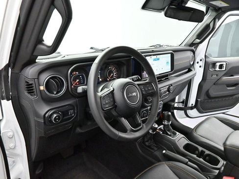 Used 2025 Jeep Gladiator Sport AWD/4WD image 12