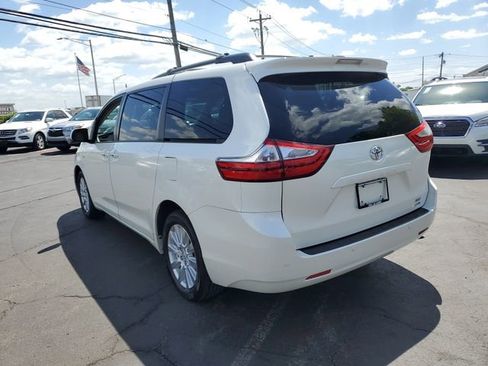 Used 2017 Toyota Sienna XLE Premium AWD/4WD image 3