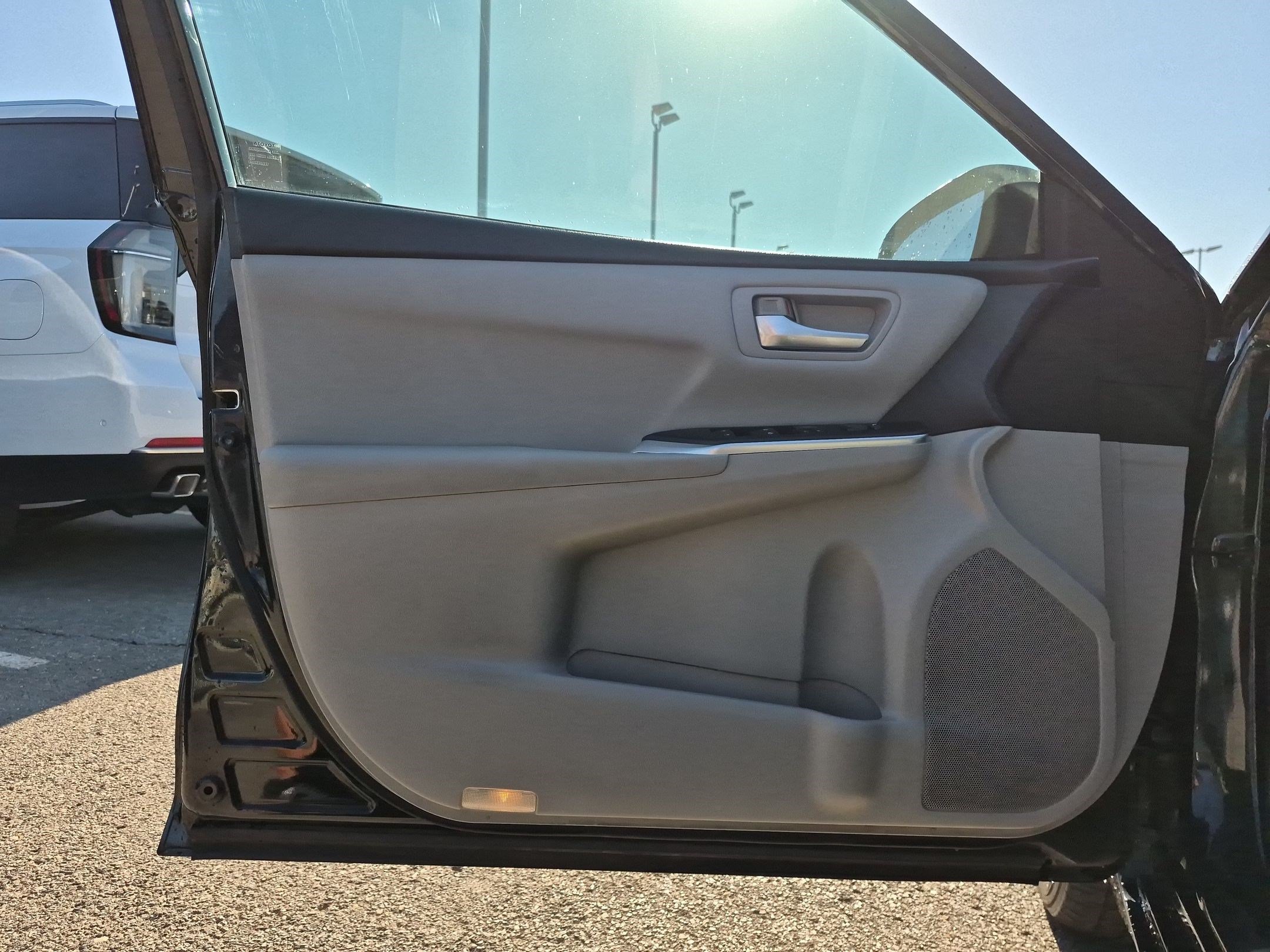 Used 2015 Toyota Camry SE w/ Moonroof Package FWD image 12