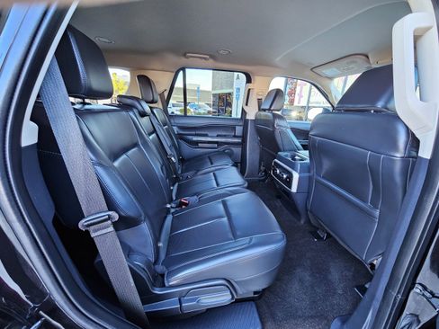 Used 2022 Ford Expedition XLT image 30