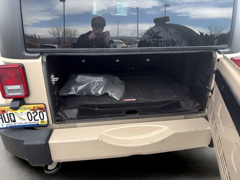 Used 2016 Jeep Wrangler Unlimited Sahara w/ Connectivity Group image 9