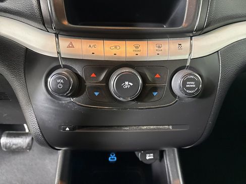 Used 2020 Dodge Journey SE w/ SE Popular Equipment Group image 16