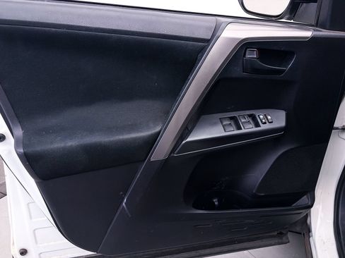 Used 2018 Toyota RAV4 LE w/ Carpet Mat Package FWD image 10