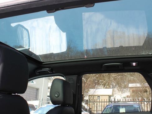 Used 2018 Land Rover Discovery Sport HSE image 33