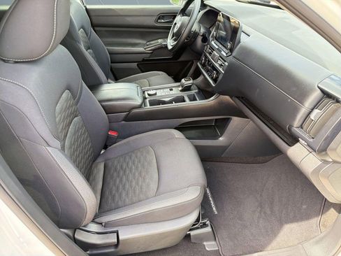 Used 2024 Nissan Pathfinder S image 29