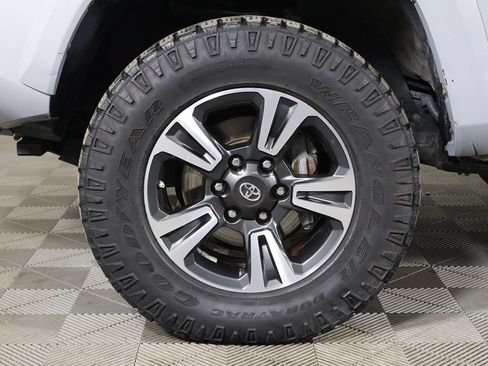 Used 2018 Toyota Tacoma TRD Sport AWD/4WD image 25