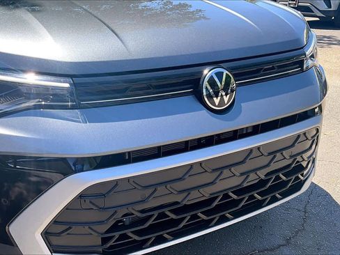 Used 2025 Volkswagen Taos SE w/ Black Wheel Package image 32