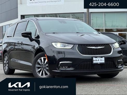 Used 2023 Chrysler Pacifica Touring-L image 1