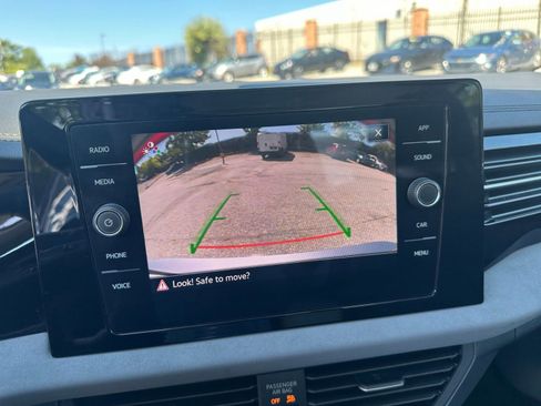 Used 2025 Volkswagen Jetta SE image 17