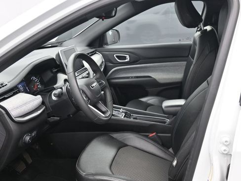 Used 2025 Jeep Compass Latitude AWD/4WD image 16
