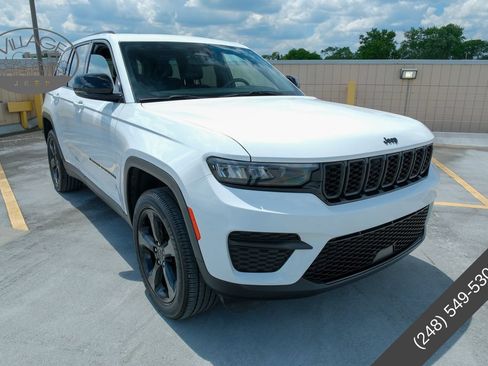 Used 2023 Jeep Grand Cherokee Altitude AWD/4WD image 2