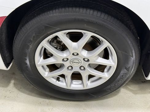 Used 2024 Chrysler Voyager LX image 8