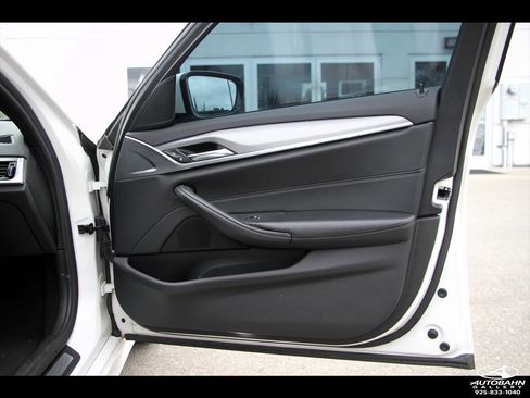 Used 2019 BMW 530e w/ M Sport Package image 37