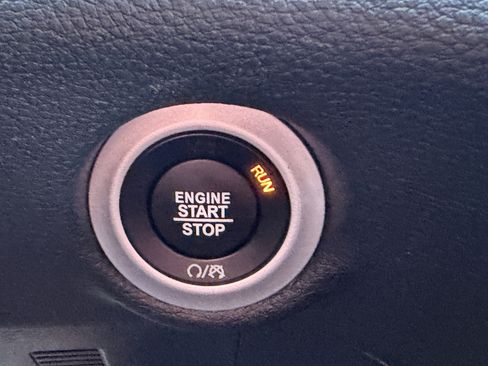 Used 2025 Chrysler Pacifica Limited image 26