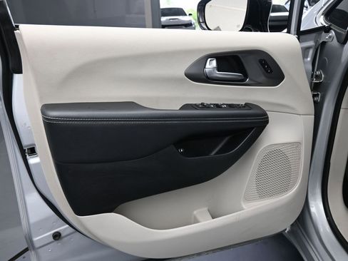 Used 2024 Chrysler Pacifica Select image 16