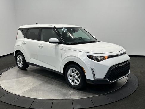 Used 2023 Kia Soul LX w/ LX Technology Package FWD image 2